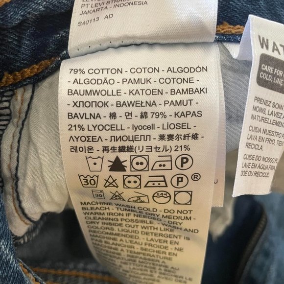 Levi’s Ribcage Pleated Denim Shorts - Picture 8 of 8